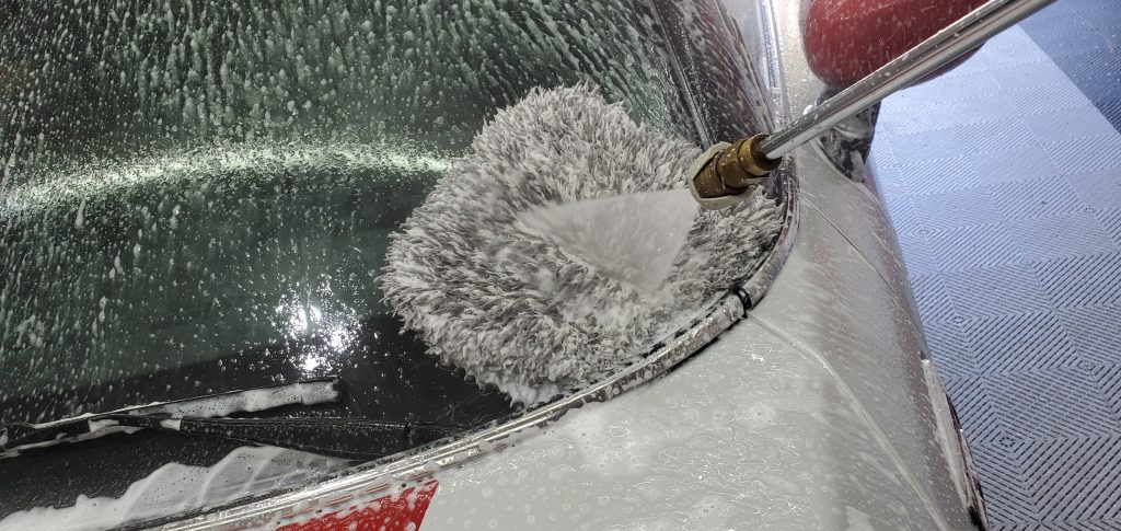 cleaning wash mitt with pressure washer