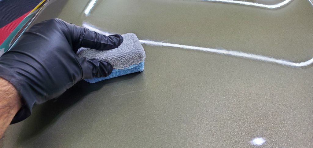 Applying Aquatek Select onto the surface with the Autofiber Saver pad