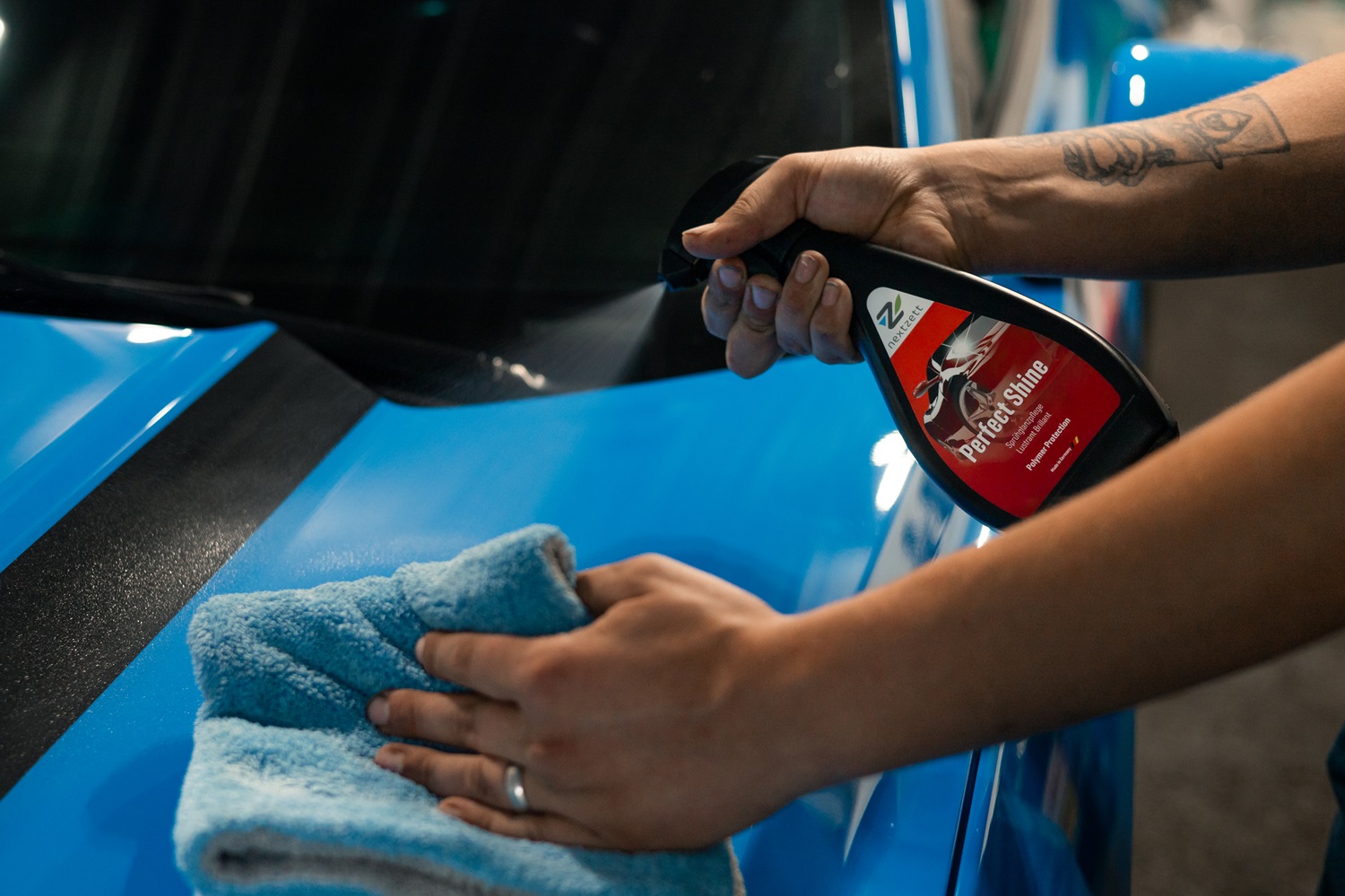 nextzett Perfect Shine spray on blue car