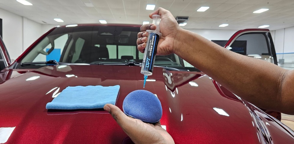 Applying Optimum Hyper Shine to Applicator Pad