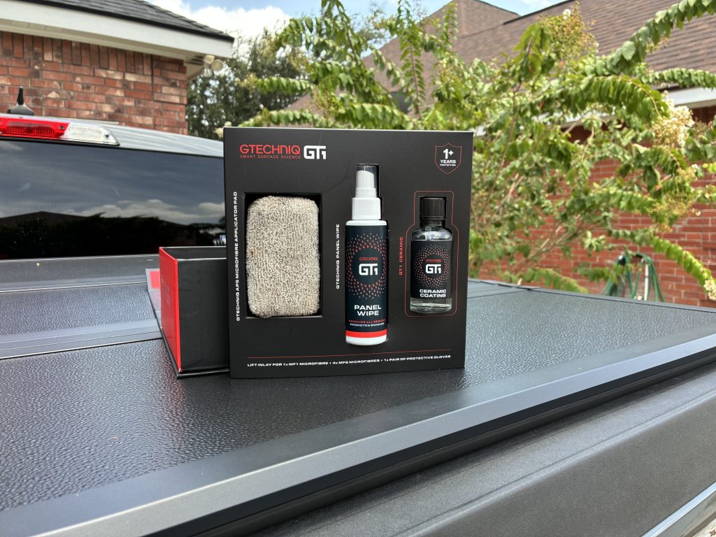 Gtechniq GT1 Coating Kit Bottle, Panel Wipe and Applicator